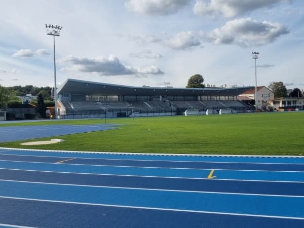 Tribune principale et piste d'athlétisme du Stade Henri Longuet