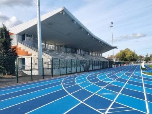 Vue rapprochée de la tribune depuis la piste