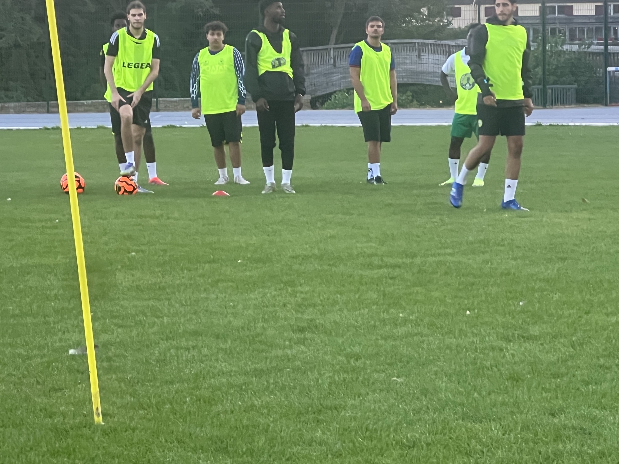 Joueurs sur le terrain au stade.